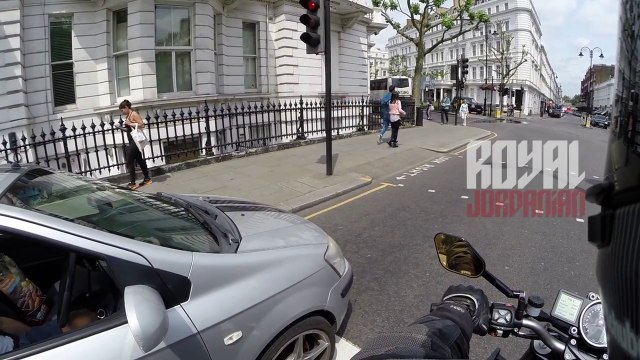 Ce motard stoppe la conversation téléphonique d'un conducteur... en accélérant lol