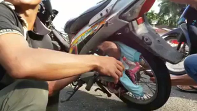 Un bébé se retrouve coincé dans une jante de moto