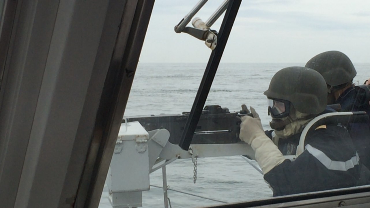 Entraînement au tir à bord du patrouilleur Athos