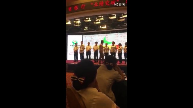 Insolite : pour leurs mauvaises performances au boulot, les employés d'une banque chinoise reçoivent des fessées en publ