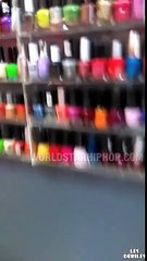 Une cliente insatisfaite de ses ongles revient à la boutique