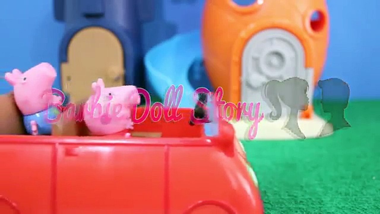 Pig George da Família Peppa Pig na Casa Abacaxi do Bob Esponja em Português