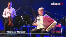 Le maire de Villiers-sur-Marne, sur scène, à l’accordéon