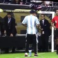 Un fan de Lionel Messi s'agenouille devant lui en plein match - Etats Unis vs Argentine