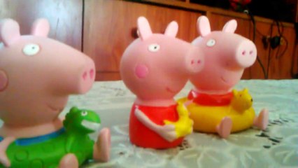 Peppa, George,El cerdito de angry birds y mamá cerdita van a la playa