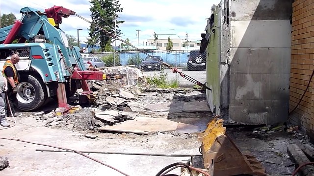 Cet énorme coffre de banque est arraché par un camion lors de la démolition du bâtiment