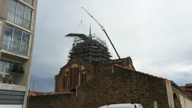 Un toit posé sur l'église du Sacré-Coeur