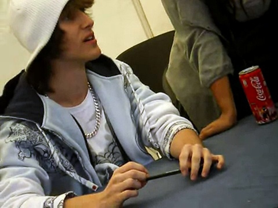 PORTA FIRMANDO LIBROS EN PLAZA CATALUNYA 23-04-2008