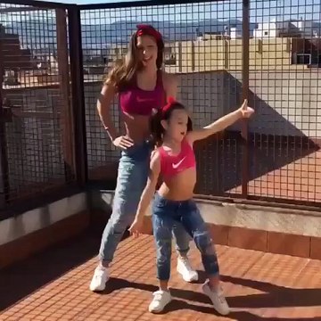 Мама и доча! Молодцы. Так офигенски танцуют. Я в шоке! Смотреть до конца!