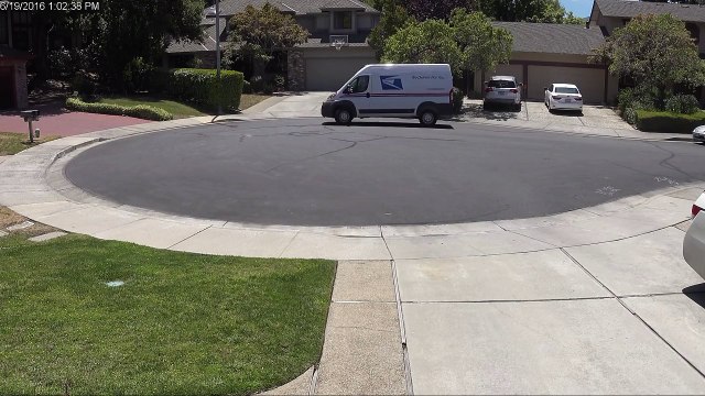 Un livreur filmé en train de balancer un colis sur le trottoir...