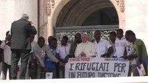 El papa comparte con refugiados la audiencia en el Vaticano