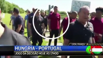 Euro 2016 : quand Cristiano Ronaldo jette à l'eau le micro d'un journaliste