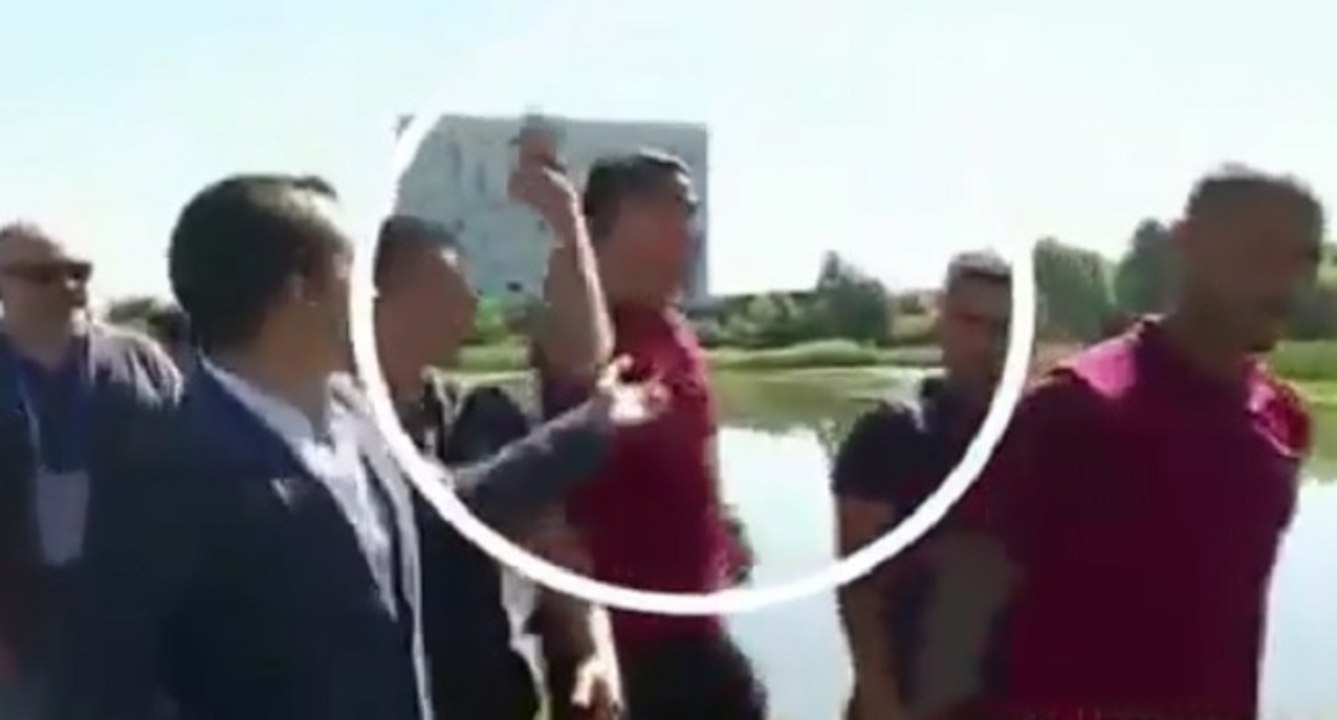 Cristiano Ronaldo s'énerve contre un journaliste et lui jette son micro