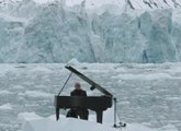 Un pianiste joue au pied d'un glacier pour la protection de l'Arctique