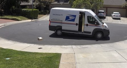 Il surprend le livreur en train de maltraiter son colis