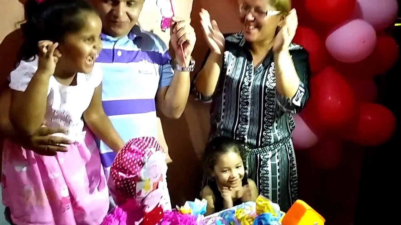 Clara com Peppa Pig na festinha de aniversário