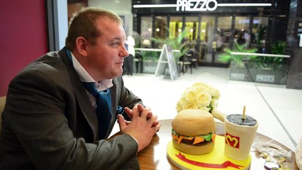 Un couple de jeunes mariés fête leur union au McDonald's - vidéo Dailymotion