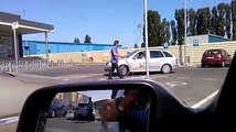 Șoferiță cu tupeu, pusă la punct de un tânăr cu atitudine: 'Aveți vreun handicap?' - VIDEO