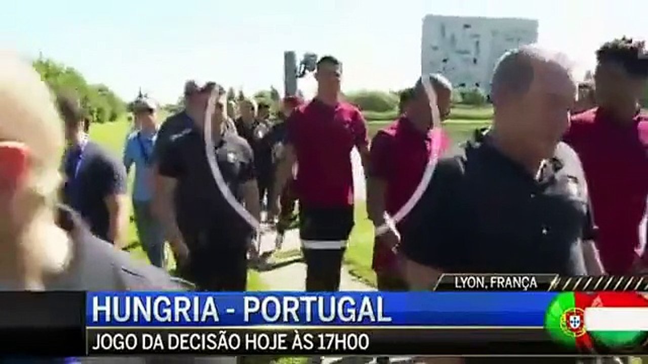 Cristiano Ronaldo craque et jette le micro d’un journaliste à l’eau !