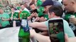 Des supporters irlandais réparent une voiture (Euro 2016)