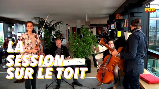 Ménélik interprète Je me souviens dans la session sur le toit