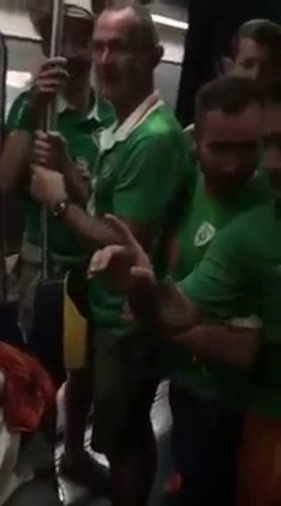 des supporteurs irlandais chantent un une berçeuse à un bébé dans le train de Bordeaux . La France va affronter l'Irlande  en 8e dimanche au parc des Princes à Paris