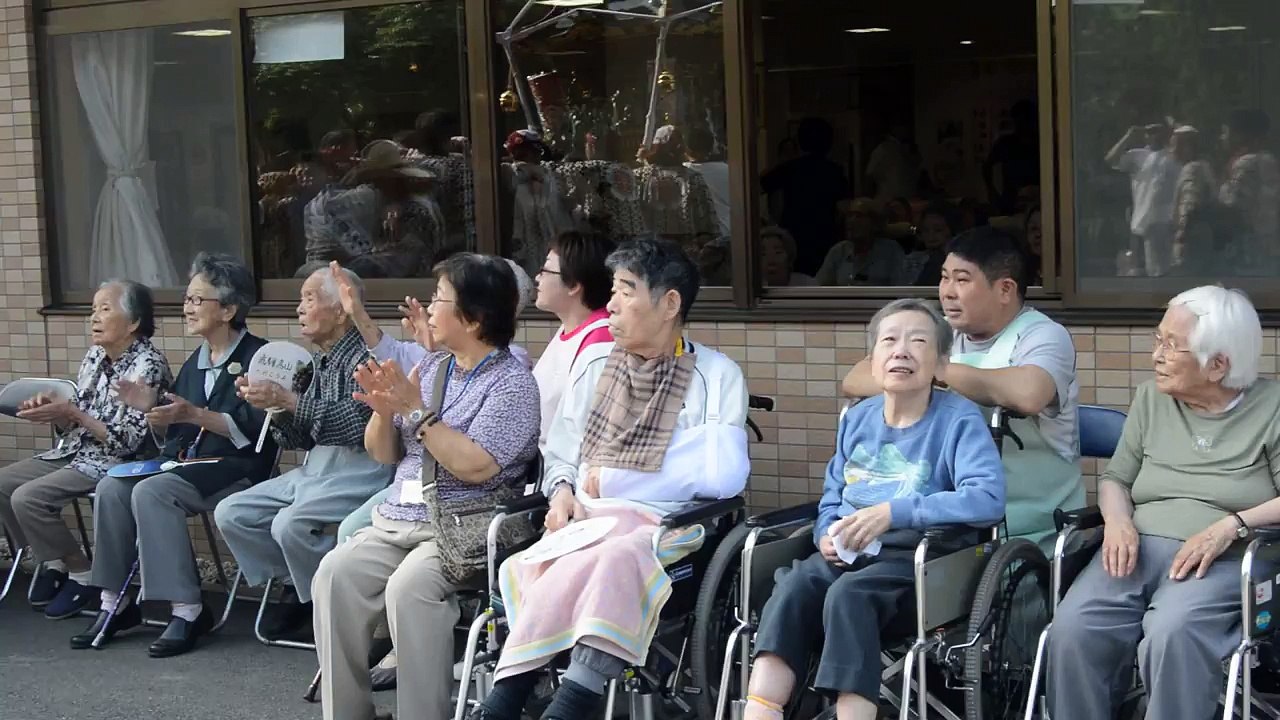 平成２６年浜降祭　上赤八雲大神“かりん” で横モミ