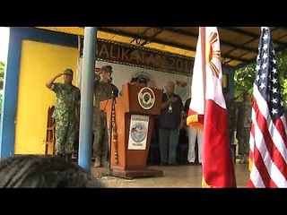 04-28-2012 MGA RESIDENTE NG PUERTO PRINCESA NABIYAYAAN NG NAGTAPOS NA US PHI 2012 BALIKATAN.mpg