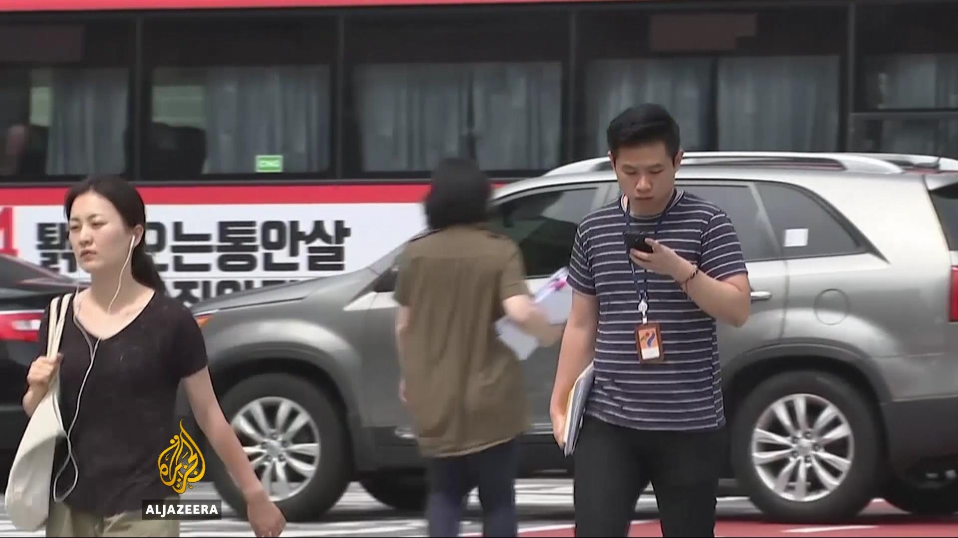 Seoul installs new warning signs for smartphone users