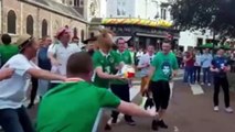 Un fan irlandais avec un masque de cheval réussit à rentrer un ballon par une fenêtre