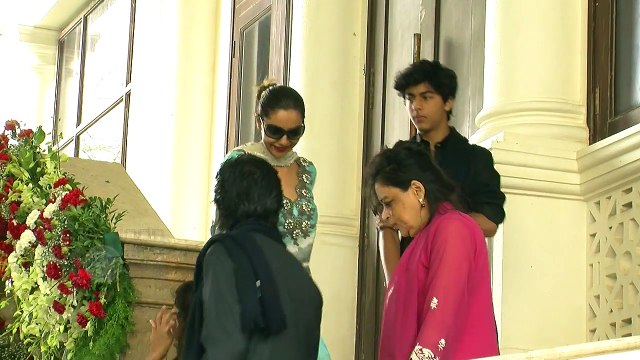 Shah Rukh Khan Son Aryan Flaunts Six Pack