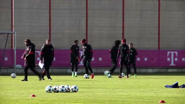 Thomas Müller imitate-mocks Cristiano Ronaldo