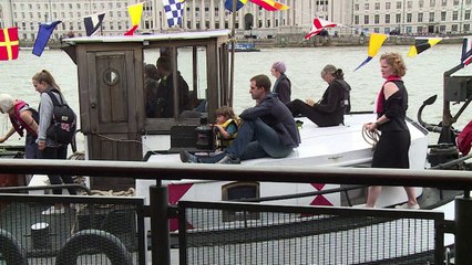 Hommage à la députée Jo Cox sur la Tamise