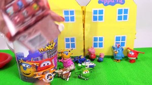 Peppa Pig e George Abrem SURPRESAS do Super Wings Em Portugues Galinha Pintadinha Surprise Eggs Toys