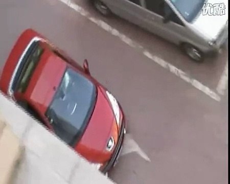 Cette femme se fait voler sa place de stationnement, mais elle sort la vengeance la plus parfaite du monde!