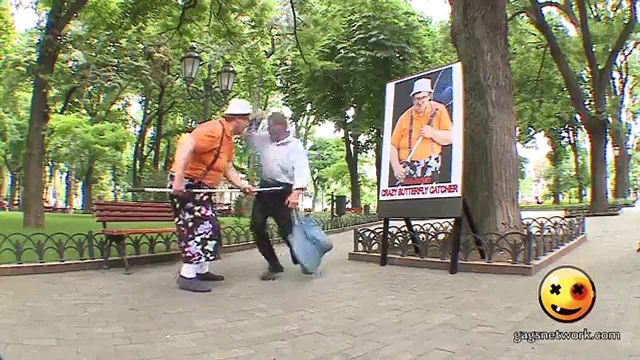 OMG:He is catching girls on Park: