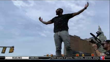 Kyrie Irving salue la foule