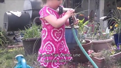 Cette fillette teste la pression d'un jet d'arrosage dans sa tête : Expérience non concluante!