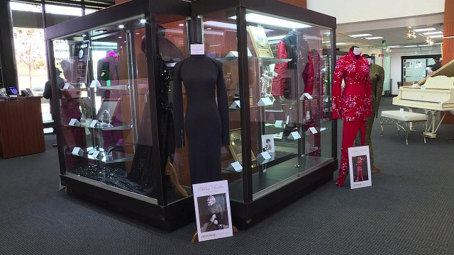 Objetos de Whitney Houston e cabelo de Bowie vão a leilão