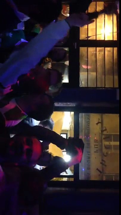 Irish Fans euro 2016, Singing in the rain