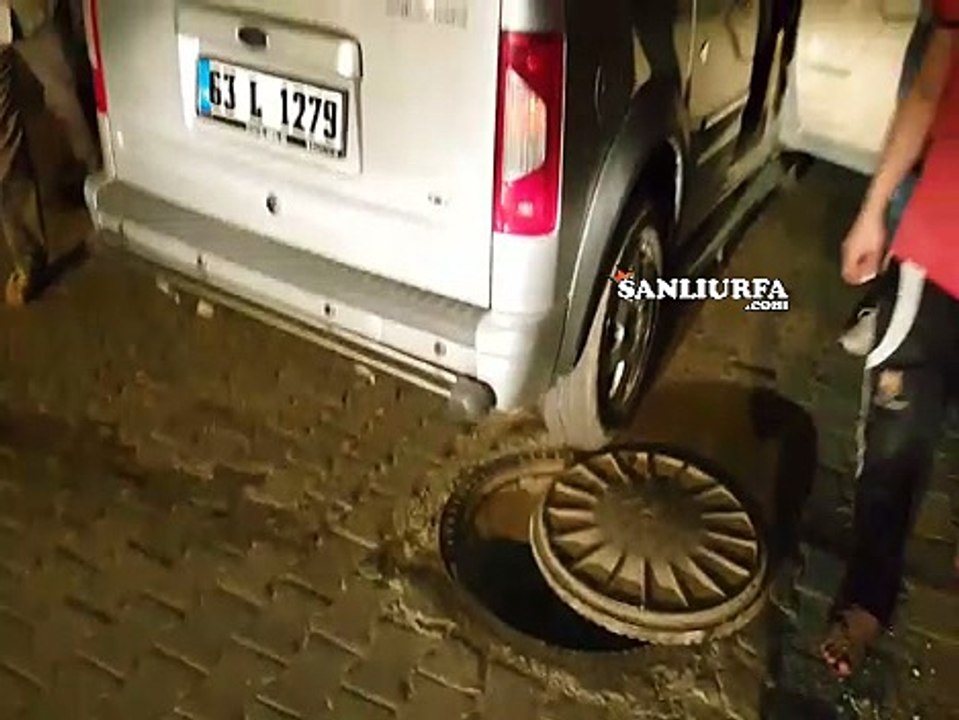 Şanlıurfa Rögar Kapağına Çarpan otomobil