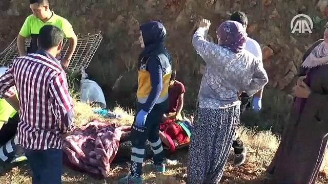 Malatya'da mevsimlik işçileri taşıyan minibüs devrildi