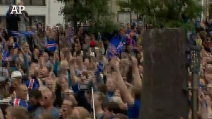 Le pur bonheur des supporters Islandais devant le match de la Hongrie