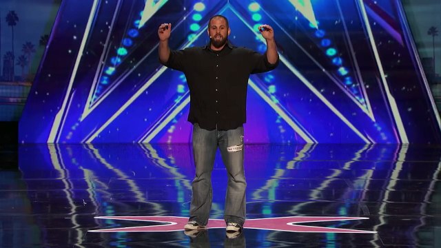 Le footballeur américain Jon Dorenbos dévoile ses talents de manieur de cartes