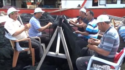 Balıkçıların Zorlu Ağ Bakımı Mesaisi Sürüyor