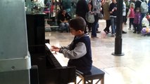 Intouchables piano gare Marseille Saint-Charles Dani 10 ans