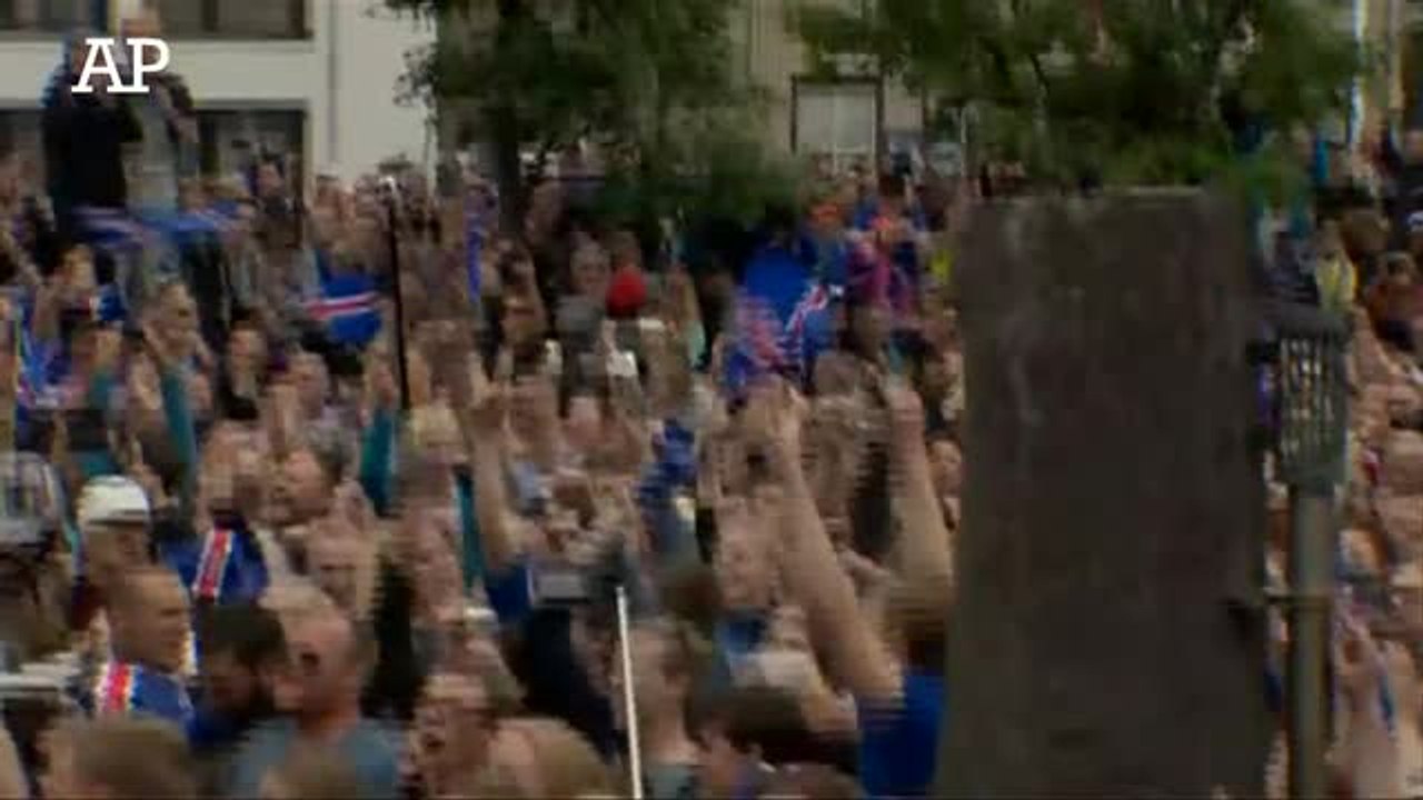 Le pur bonheur des supporters Islandais devant le match de la Hongrie