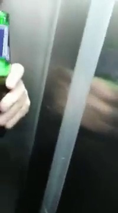Ces supporters allemands ont découvert l’ascenseur le plus étroit du monde !