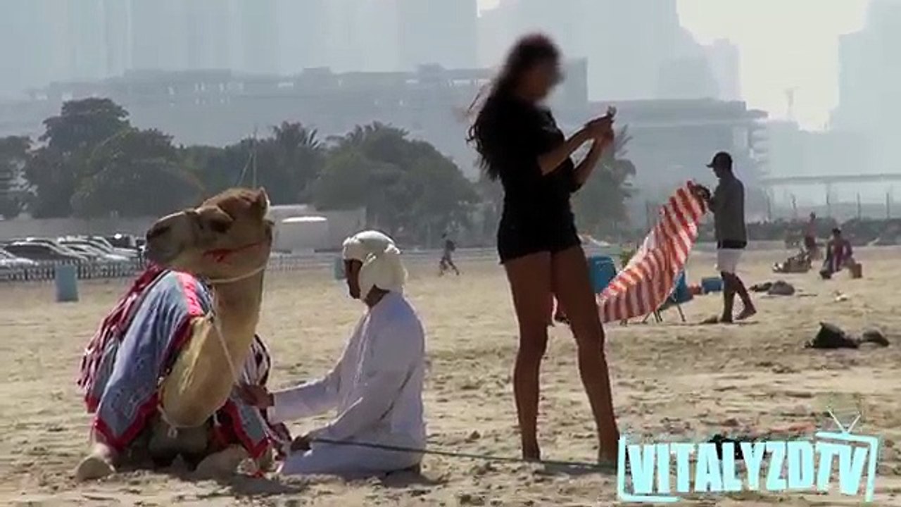 Finge di essere uno sceicco ricchissimo. Guardate cosa fa la ragazza...