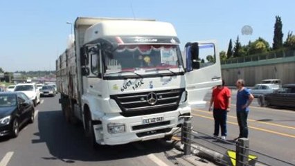 Bariyerlere Çarpan Kamyon, Trafiği Aksattı